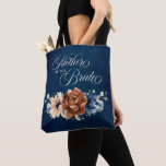 Terracotta Navy Greenery Budens mamma Tygkasse<br><div class="desc">Elegant Navy Blue,  Terracotta ,  Orange earthy blommigt Tema bröllop budens mamma to te bag med elegant bouquet of Navy blue,  Terracotta färg ro peonies and grönt eucalyptus lövs. Kontakta mig om du behöver hjälp med anpassning eller om du behöver någon annan produkt med den här designen.</div>