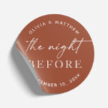 Terracotta Rehearsal Dinner | Natt före fall Runt Klistermärke<br><div class="desc">Den här eleganten terracotta runda dekal med frasen "Natten före" är perfekt för boho, rustik eller falla i bröllop. Bakgrunden till rikens lera orange ger en mysigt, modern beröring till din repetitionsmiddagsdekoration. Använda det här mångsidiga klistermärket för att försegla kuvert, dekorera favoritpåsar eller anpassa välkomna gåvor. Perfekt för par med...</div>