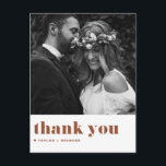 Terracotta Retro Bold Typography Bröllop Tack Vykort<br><div class="desc">Skicka tack till familj och vänner med det här anpassadets fototack till vykortet. Den har återformig typografi och en hjärtikon. Detta tack för terracotta kommer att bli perfekt för olika evenemang som bröllop och studenten. Anpassa genom att lägga till dina favoritfoton. Finns som ett platt och vikt kort.</div>