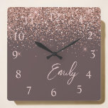Terracotta Ro Guld  Rosa Glitter Monogram Fyrkantig Klocka<br><div class="desc">Terracotta och Ro Guld -  Rosa Gnistra Glitter Script Monogram Namn Clock. Det gör perfekten söt 16-årsjubileum,  bröllop,  möhippa,  årsdag,  babydusch eller bachelorette-fest för någon som glam lyxen och chic stilar i kärlek.</div>