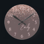 Terracotta Ro Guld  Rosa Glitter Monogram Rund Klocka<br><div class="desc">Terracotta och Ro Guld  Rosa Gnistra Glitter Brushed Monogram Namn Clock. Det gör perfekten söt 16-årsjubileum,  bröllop,  möhippa,  årsdag,  babydusch eller bachelorette-fest för någon som glam lyxen och chic stilar i kärlek.</div>