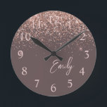 Terracotta Ro Guld  Rosa Glitter Monogram Rund Klocka<br><div class="desc">Terracotta och Ro Guld  Rosa Gnistra Glitter Brushed Monogram Namn Clock. Det gör perfekten söt 16-årsjubileum,  bröllop,  möhippa,  årsdag,  babydusch eller bachelorette-fest för någon som glam lyxen och chic stilar i kärlek.</div>