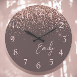 Terracotta Ro Guld  Rosa Glitter Monogram Stor Klocka<br><div class="desc">Terracotta och Ro Guld  Rosa Gnistra Glitter Brushed Monogram Namn Clock. Det gör perfekten söt 16-årsjubileum,  bröllop,  möhippa,  årsdag,  babydusch eller bachelorette-fest för någon som glam lyxen och chic stilar i kärlek.</div>