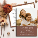 Terracotta Roligt Script Modern Photo Simple Bröll Meddelande Vykort<br><div class="desc">Terracotta Roligt Script Modern Photo Simple Bröllop spara datum Announcement Postcard. Låt er familj, vänner och kolleger veta att ni har fastställt ett datum för ert bröllop firande med detta elegant, snyggt och det moderna bröllop spara datum-inbjudan. Alla texterna är i förväg ordnade så att du enkelt och snabbt kan...</div>
