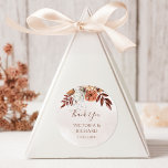 Terracotta Rust Flowers Boho Fall Foliage Bröllop Runt Klistermärke<br><div class="desc">Tack vare de moderna bohemiska stil bröllop har du en klisterlapp med vattenfärgade blommor och höst löv i jordnära toner som rostbrunt,  brinnande orange och terracotta. Valet av perfekt för bröllop under hösten.</div>