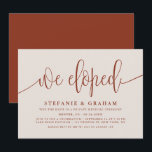 Terracotta Söt Calligraphy Bröllop Elopement Inbjudningar<br><div class="desc">Vi gick! Meddela din bröllop till familj och vänner med det här boho elopement-vykortet. Den har ett söt-skript och en enkel typografi. Anpassa genom att lägga till namn,  datum,  plats,  foto och meddelande. Detta terracotta bröllop-annonskort är också perfekt för alla teman eller årstider.</div>