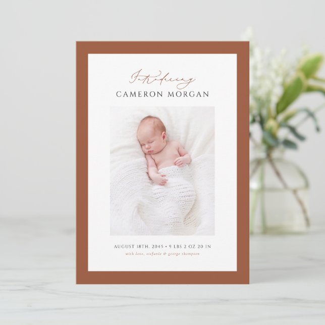Terracotta Whimsical Calligraphy Photo Baby Birth Meddelande (Stående Fram)