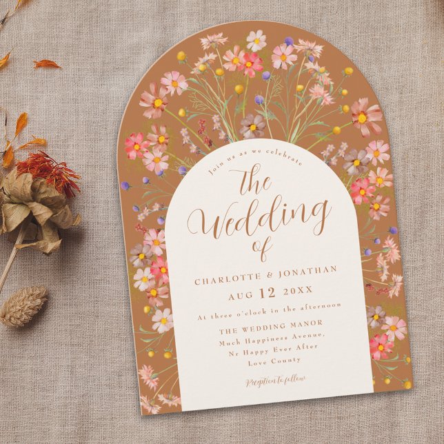 Terracotta Wildblomarch Fall Wedding Inbjudningar (Boho fall wildflower floral arch terracotta burnt orange wedding with elegant script)