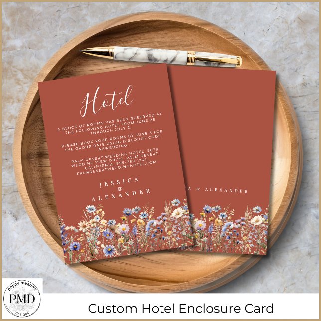 Terracotta Wildblomme Elegant bröllop Hotel Tilläggskort (Terracotta Wildflowers Elegant Wedding Hotel Enclosure Card with Dusty Blue Watercolor Wildflowers.)