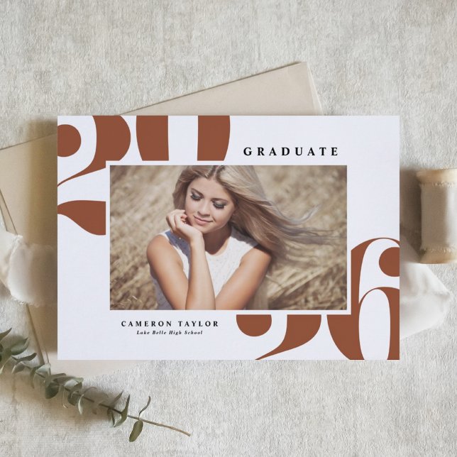 Terrakotta 2026 Fet typografi Foto Examen Inbjudningar (Customizable terracotta photo graduation invitation featuring retro bold typography. )