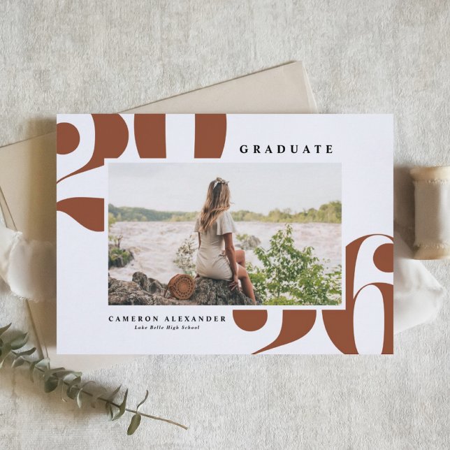 Terrakotta 2026 Fet typografi Foto Examen Meddelande (Customizable terracotta photo graduation invitation featuring retro bold typography. )