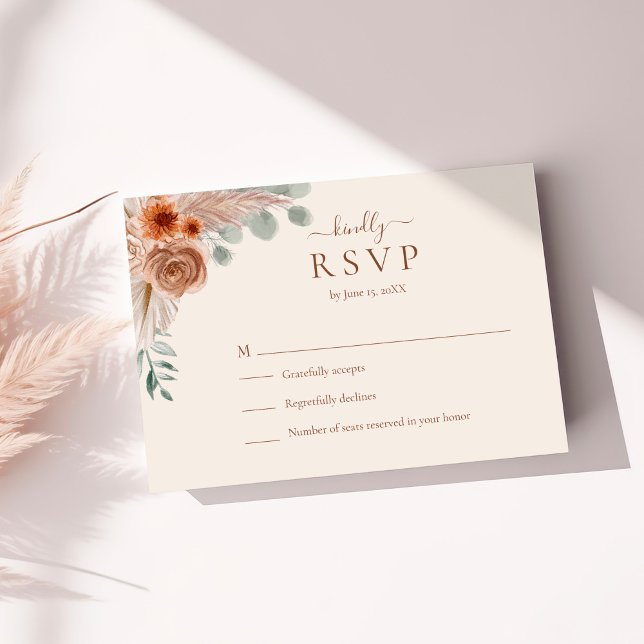 Terrakotta Blommig Pampasgräs Bröllop RSVP-kort OSA Kort (Terracotta Floral Pampas Grass Wedding RSVP Card on a sunny table with dry botanicals)