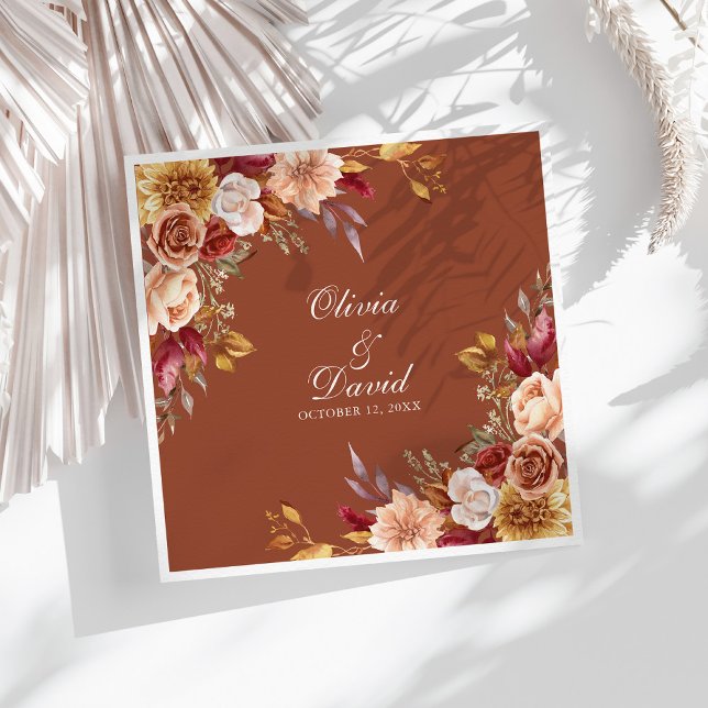 Terrakotta Blommiga Bröllopsservetter Anpassat Nam Pappersservett (Boho Modern Burnt Orange Terracotta Floral Wedding Paper Dinner Napkins o9n a sunny boho white table)