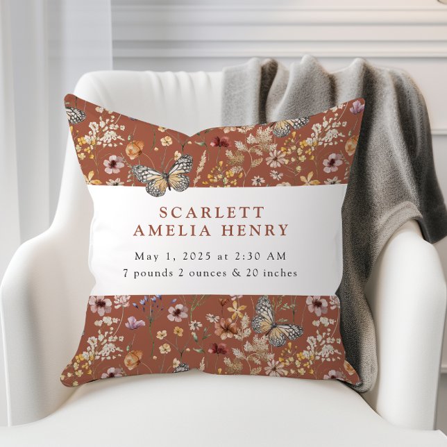 Terrakotta Boho Vildblomma Baby Statistik Kudde (Terracotta Boho Wildflower Baby Stats Throw Pillow with Butterflies by Painted Paperie
)