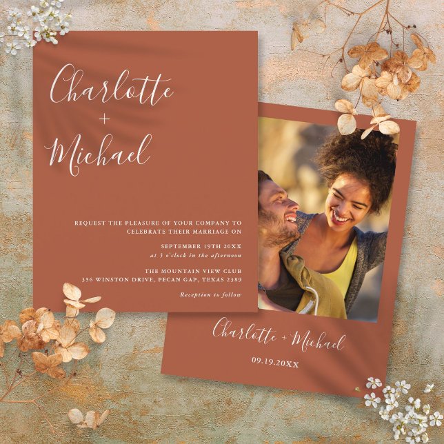 Terrakotta Budget Bröllopsinbjudan med Foto (Budget Script Terracotta Photo Wedding Invitation)