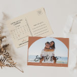 Terrakotta Foto Bröllop Spara Datum Kalender  Meddelande Vykort<br><div class="desc">Detta terrakotta-foto bröllop spara datum kalender meddelande vykort är perfekt för ett rustikt bröllop. Designen har en vacker kalligrafiskrift på en terrakotta bakgrund för att komplettera ditt evenemang.</div>