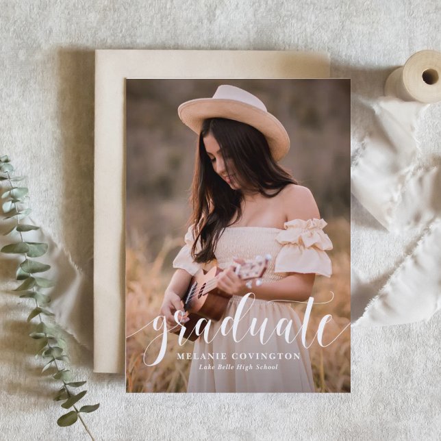 Terrakotta Modern Kalligrafi Foto Examen Inbjudningar (Customizable whimsical photo graduation invitation featuring modern calligraphy. )