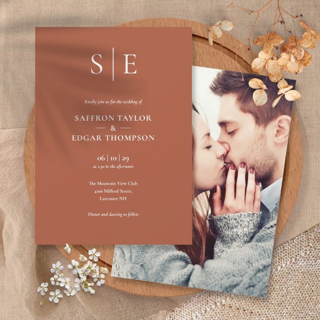 Terrakotta Modernt Monogram Foto Bröllop Inbjudningar (Terracotta Modern Monogram Photo Wedding Invitation)
