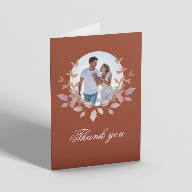 Terrakotta Monogram Blommig Bröllop Tack Kort (Terracotta photo wedding thank you card with floral wreath and romantic couple image)