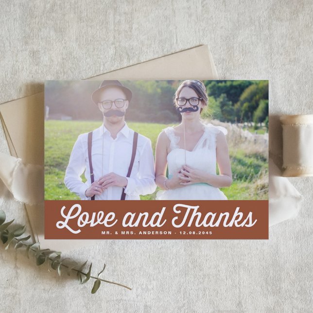 Terrakotta Retro Script Foto Bröllop Tack Kort (Love and Thanks Retro Script Photo Wedding Thank You Postcard | Customizable Red Thank You Postcard)