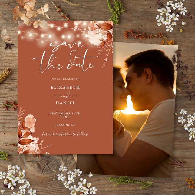 Terrakotta Rustika Ljus Blommig Foto Höst Bröllop Spara Datumet (Terracotta Rustic Floral Lights Photo Fall Wedding Save The Date)