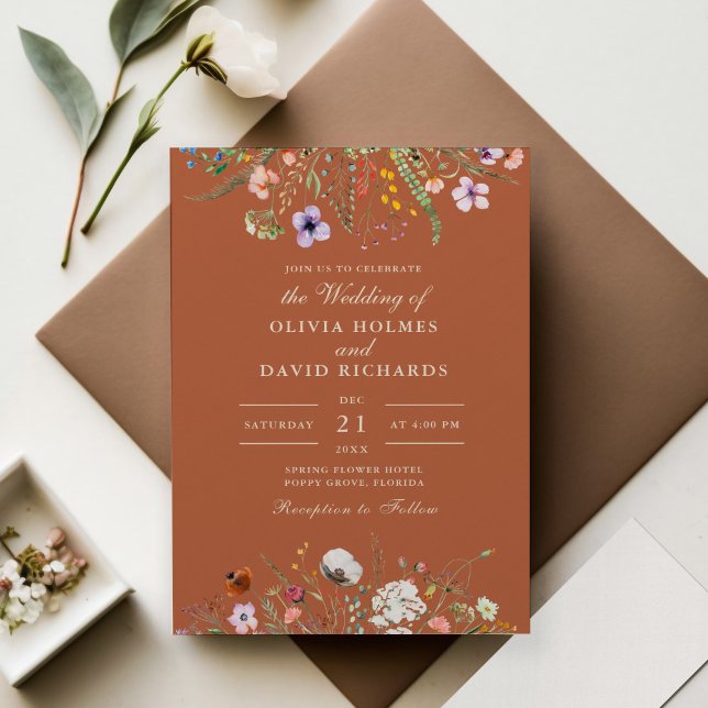 Terrakotta Vildblommeäng Anpassad Foto Bröllop Inbjudningar (Terracotta Wildflower Meadow Custom Photo Wedding Invitation on wedding table with flowers)