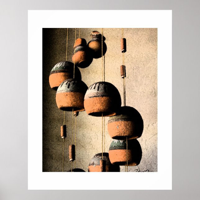 Terrakotta vindklockor stilleben i spiral poster (Framsidan)