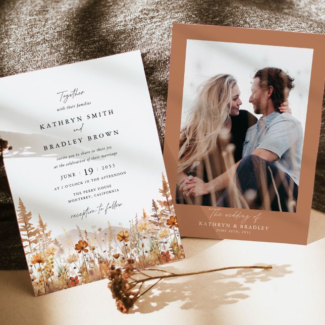 Terrakotta Wildflower Berg Foto Bak Bröllop Inbjudningar (Terracotta mountain wedding invitation photo back design with wildflower florals and modern script)