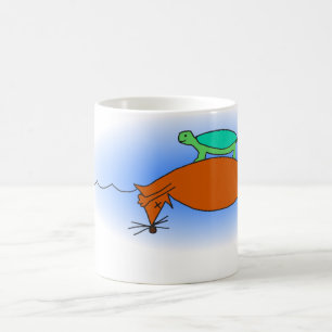 Terrapin som flyter på en rävmugg kaffemugg