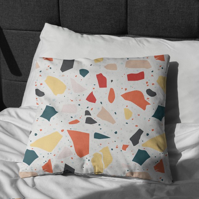 Terrazzo Mönster Kudde (Terrazzo Pillow On Bed)