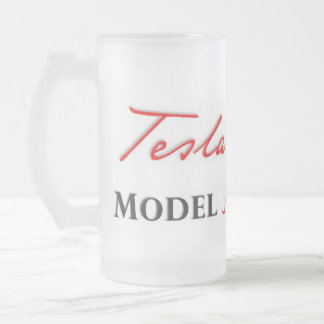 Tesla modellerar S som skrivas på en frostad Mug. Frostat Ölglas