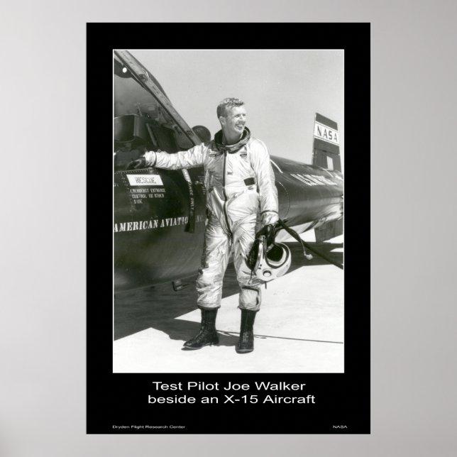 Test Pilot Joe Walker bredvid ett X-15-flygplan Poster (Framsidan)