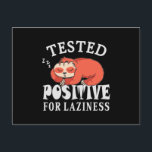 Testad positiv för laziness Sloth Vykort<br><div class="desc">Den slumrande och lustiga designen med en lat sovande Sloth och citatet "Testad positiv för lustighet". Bra för unga och gamla.</div>