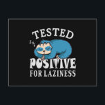 Testad positiv för laziness Sloth Vykort<br><div class="desc">Den slumrande och lustiga designen med en lat sovande Sloth och citatet "Testad positiv för lustighet". Bra för unga och gamla.</div>