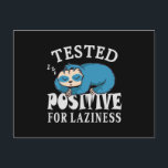 Testad positiv för laziness Sloth Vykort<br><div class="desc">Den slumrande och lustiga designen med en lat sovande Sloth och citatet "Testad positiv för lustighet". Bra för unga och gamla.</div>