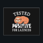 Testat positivt för lättja Sengångare Vykort<br><div class="desc">Söt och rolig design med en lat sovande sengångare och citatet "Testad positiv för lättja". Bra för både ung och gammal.</div>