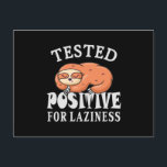 Testat positivt för lättja Sengångare Vykort<br><div class="desc">Söt och rolig design med en lat sovande sengångare och citatet "Testad positiv för lättja". Bra för både ung och gammal.</div>