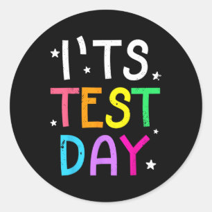 Testdag för lärare Det är en testrum-dag. Runt Klistermärke