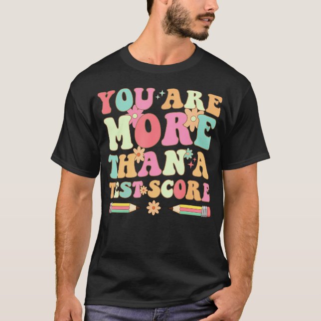 Testdag Groovy Lärare Du är mer än ett test T Shirt (Framsida)