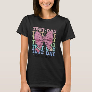 Testdag Jag tror på dig Coquette Bow Lärare Tes T Shirt