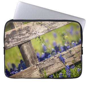Texas Bluebonnets runt om ett landstaket Laptop Fodral