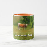 Texas Longhorn Cow Farm Fläkt Mugg Kopp<br><div class="desc">Den här kon mugg har mitt originalfoto av en Texas Longhorn-ko på bete. Jag har bearbetat mitt foto med en imponerande painterly stil för ett konstgjort flair. Handtaget och innanför kopp är orange för att komplettera teckningen. På framsidan av mugg finns orden "Longhorns Rule" för Universiteten i Texas College fläkt...</div>