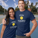 Texas Pickleball Add Klubb, Partner Namn Anpassnin T Shirt<br><div class="desc">Visa av din kärlek i Texas-pickleball med den här fantastisk-betlebollskjortan för klubbar,  team,  partners eller bära i vardagen. Lägg bara till din anpassningsbar på 3 linjer för att göra en helt unik pickleball-skjorta. Underbar för turneringar,  matchande klubb-skjortor eller ge till din manar/kvinnas eller blandade partner. Sprid glädjen över pickleball!</div>