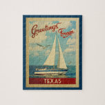 Texas segelbåtvintage resor pussel<br><div class="desc">Detta presenterar hälsningar från nautisk design för den Texas vintage resor en fartygsegling på vatten med fiskmåsar,  och en blå himmel som fylls med ursnygg pösig vit,  fördunklar.</div>
