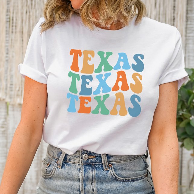 Texas Shirt Vågigt Groovy Font T Shirt (Showcase your Lone Star State pride with our "Texas Shirt Wavy Groovy Font." This shirt is a funky a)