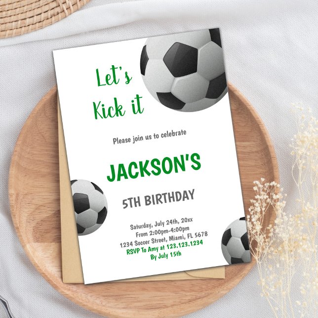 Text-inbjudan för svartvitt Boll Grönt Inbjudningar (Black and White Ball Green Text Soccer Invitation)