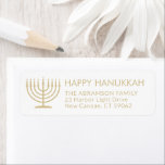 Text Menorah Guld Hanukkah Returadress Returadress Etikett<br><div class="desc">Lägg till perfekt Hanukkah-kortet som avslutar beröring med dessa elegant vita returetiketter och guld. Guld är icke-metalltryckt färg,  inte folie. All text kan enkelt anpassas med valfri hälsning,  namn och adress. Design har en enkel menorah med tända ljus och modern typografi av chicen. Lycklig Hanukkah!</div>