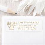Text Menorah Guld Hanukkah Returadress Returadress Etikett<br><div class="desc">Lägg till perfekt Hanukkah-kortet som avslutar beröring med dessa elegant vita returetiketter och guld. Guld är icke-metalltryckt färg,  inte folie. All text kan enkelt anpassas med valfri hälsning,  namn och adress. Design har en enkel menorah med tända ljus och modern typografi av chicen. Lycklig Hanukkah!</div>