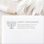 Text Menorah White Hanukkah Returadress Etikett<br><div class="desc">Lägg till perfekten Hanukkah-kort avslutande beröring med dessa elegant vita och grått-returetiketter. All text kan enkelt anpassas med valfri hälsning,  namn och adress. Design har en enkel menorah med tända ljus och modern typografi av chicen. Lycklig Hanukkah!</div>