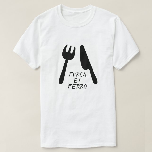 Text på latin: furca et ferro och fork och knivar tee (Design framsida)